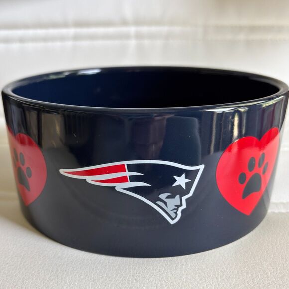 The Memory Company NFL New England Patriots Size 7"W x 3"H Pet Bowl w/ 3D Bone - Picture 1 of 5